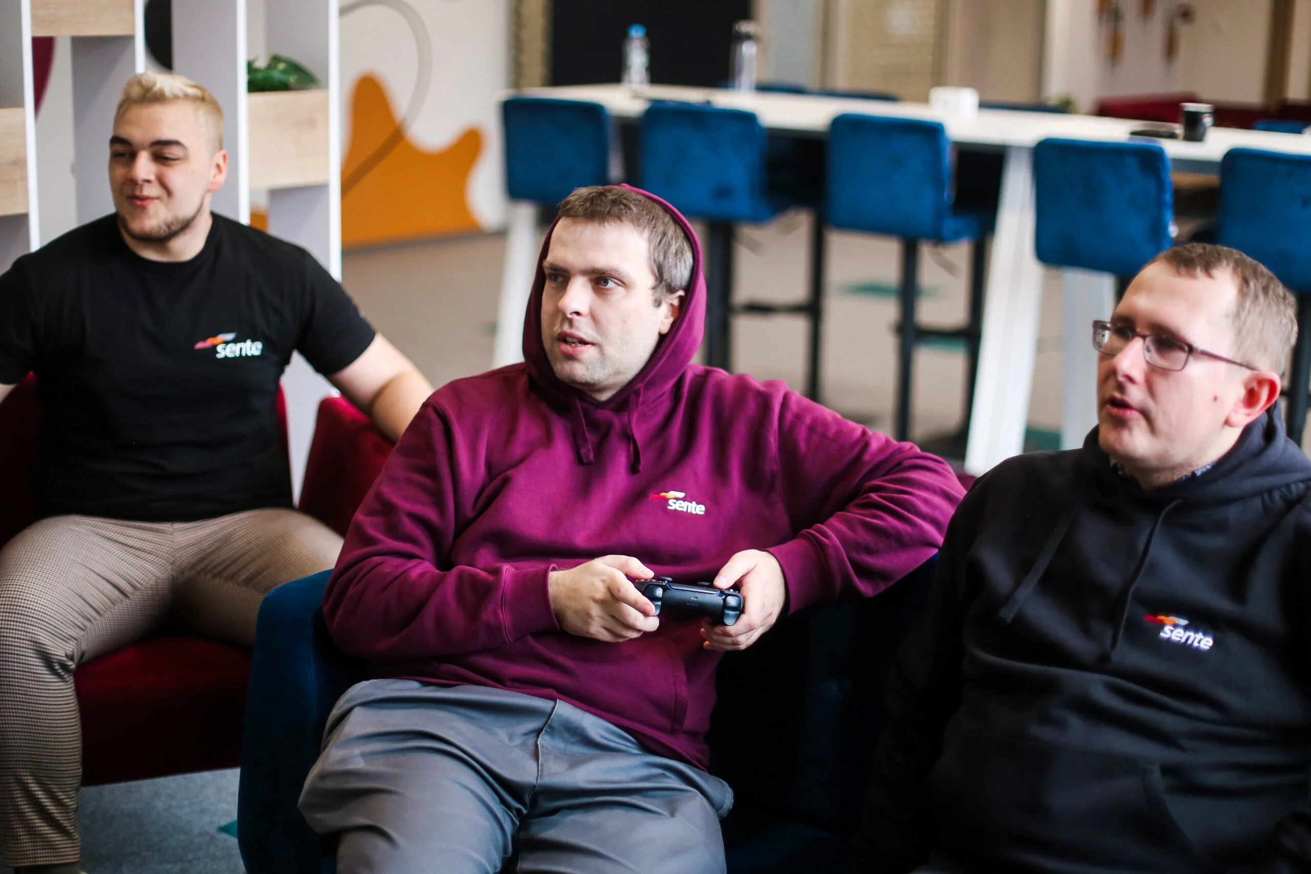Pracownicy korzystający z benefitów w Sente - gry na playstation