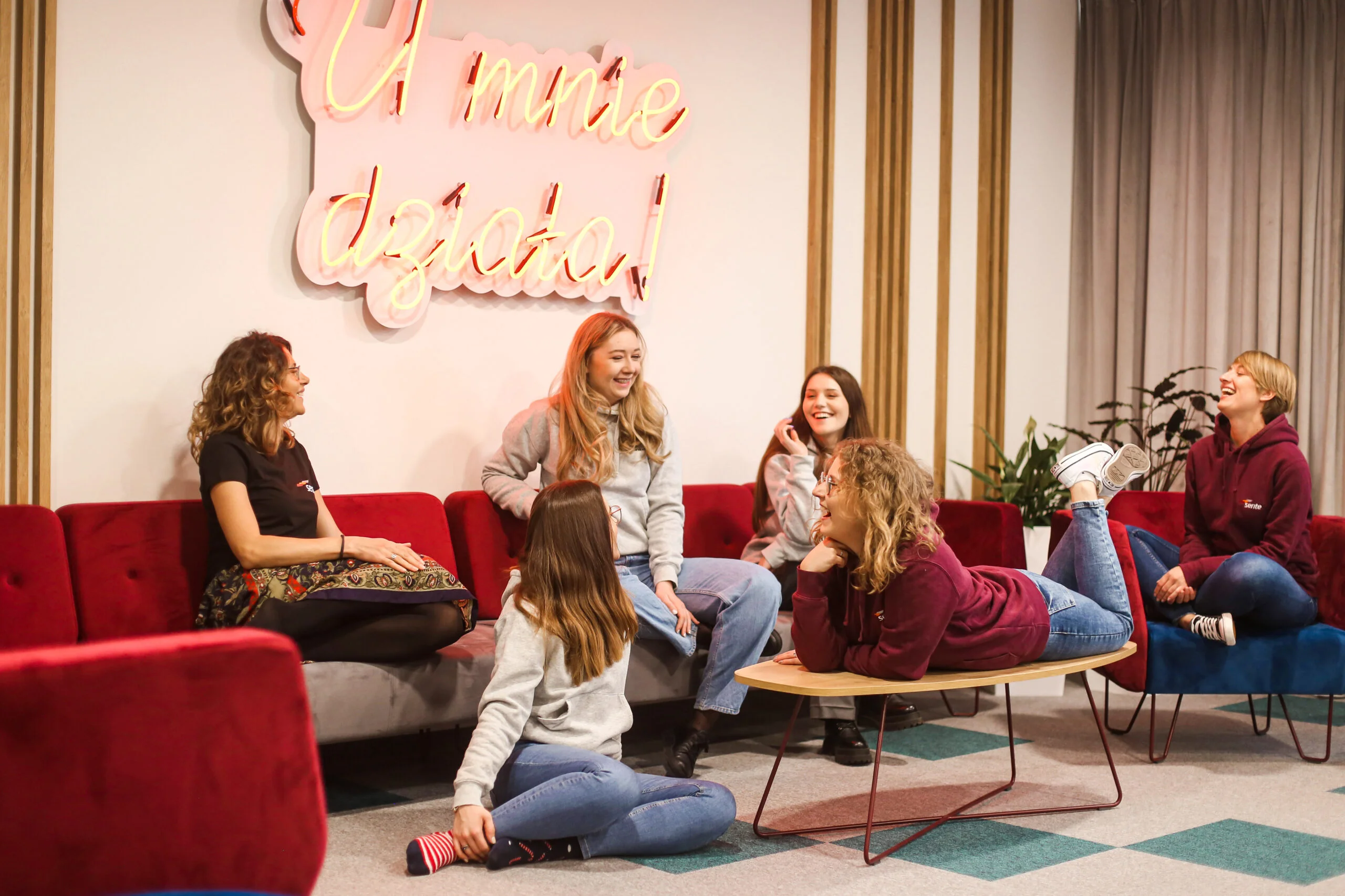 Pracowniczki firmy IT spędzają czas w firmowym chillout roomie